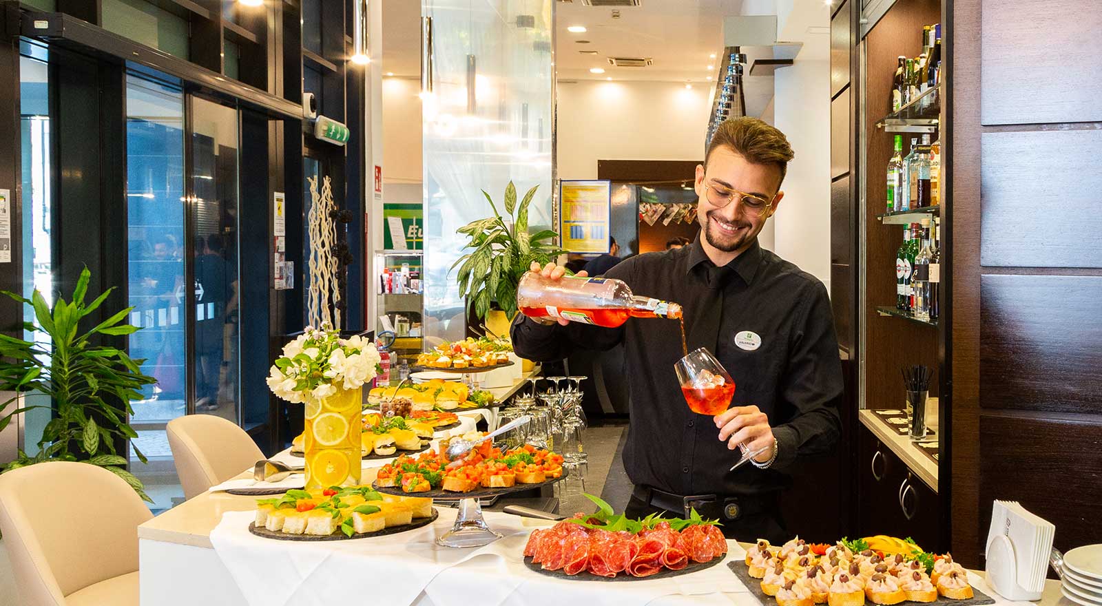 Si alternano immagini Hotel e di Torino